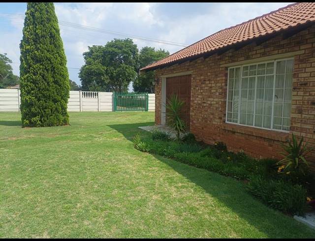 6 BEDROOM HOUSE FOR SALE IN RIVERSDALE